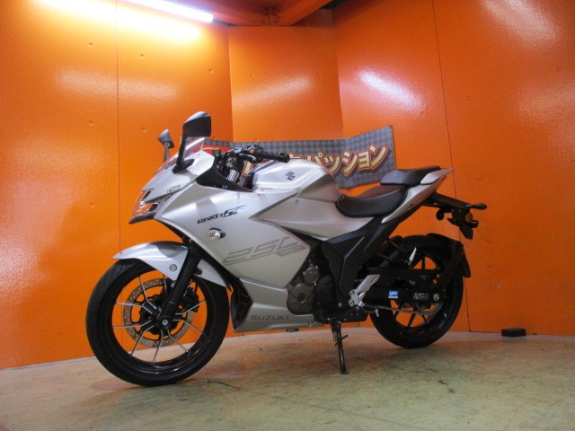 こちらの車両は納車点検を行わないので保証はありませんが支払総額がとってもリーズナブル！早い者勝の一台